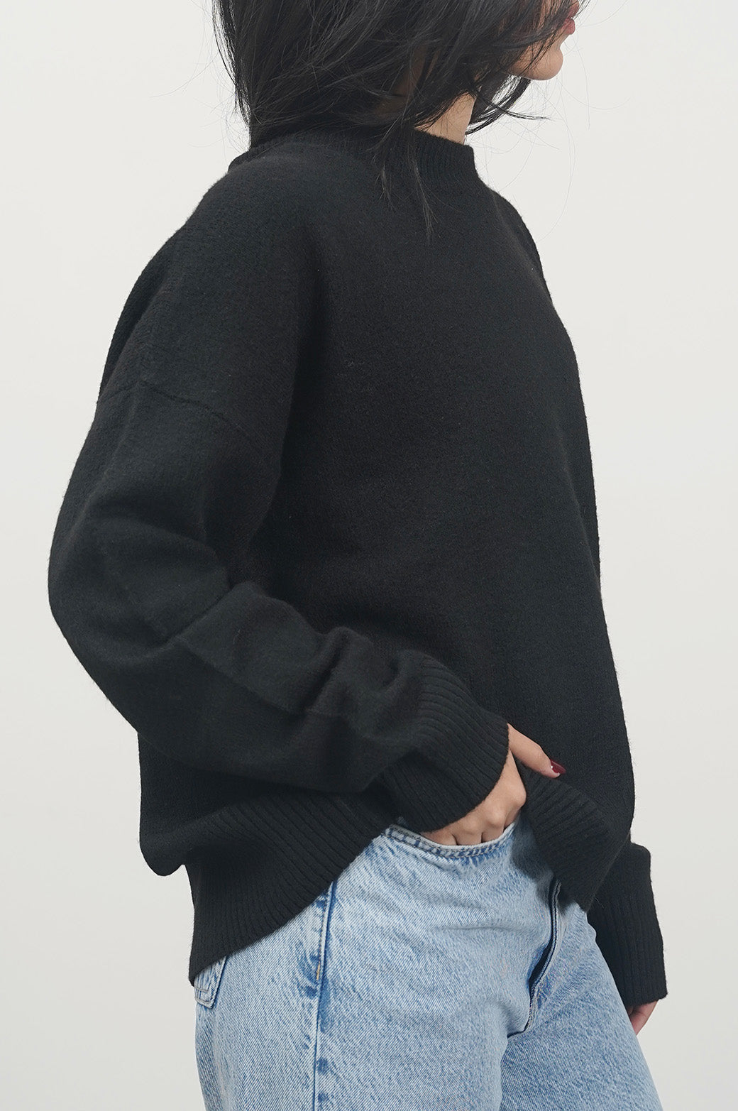 BLACK SOFT KNIT SWEATER