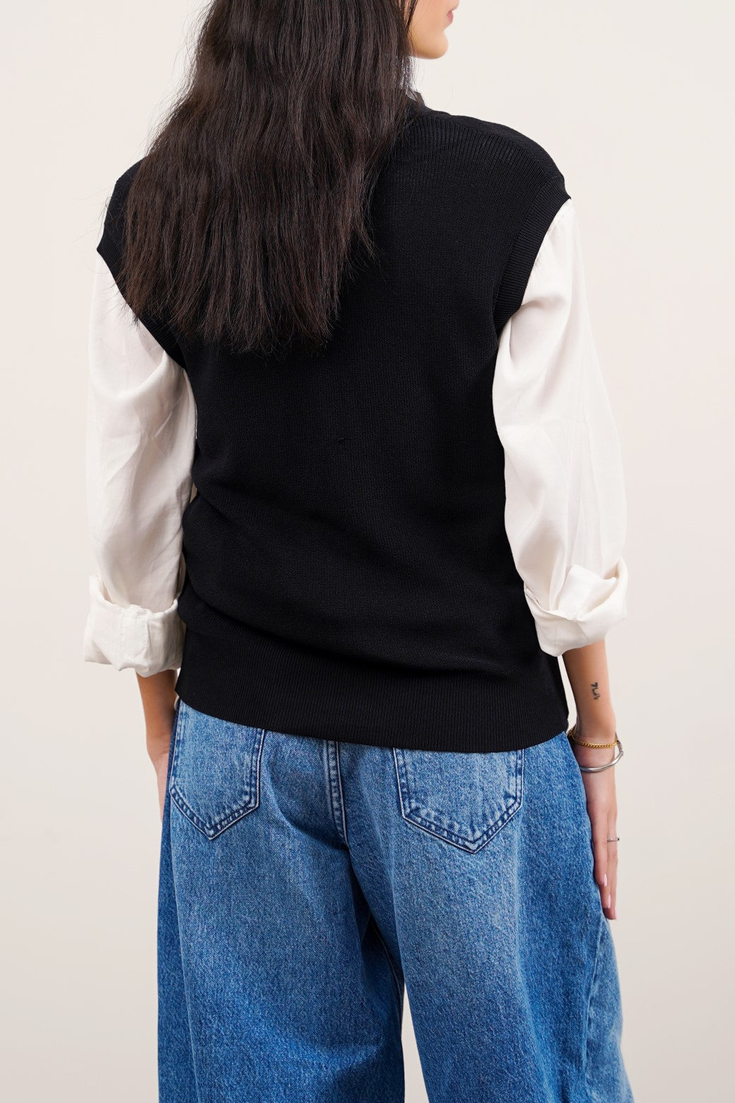 BLACK SLEEVELESS NEEDLE KNIT CARDIGAN