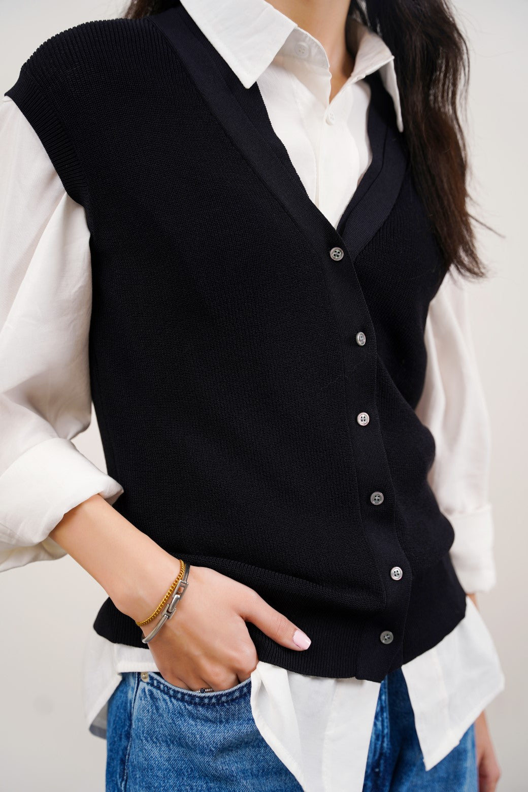 BLACK SLEEVELESS NEEDLE KNIT CARDIGAN