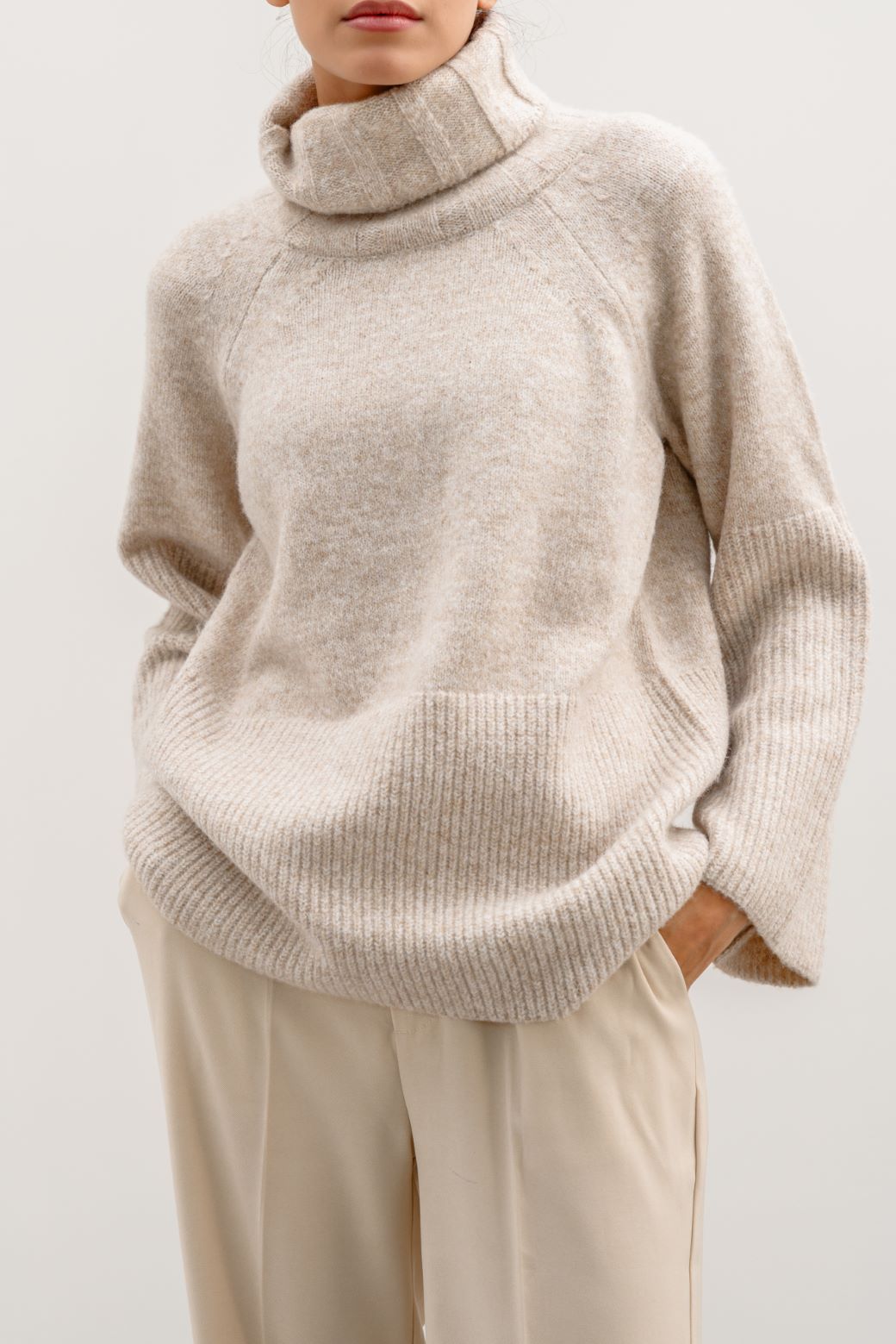 CREAM MOROCCO RIB SLEEVE SWEATER