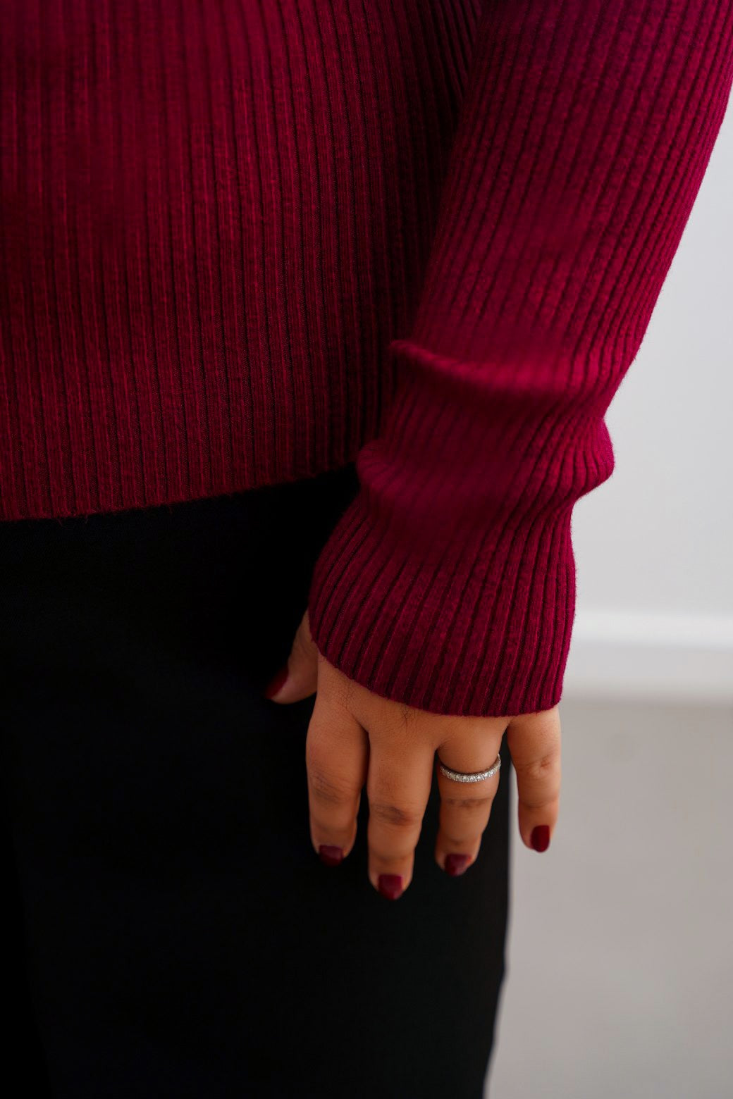 BURGUNDY CURVE RIBBED BODYCON SWEATER