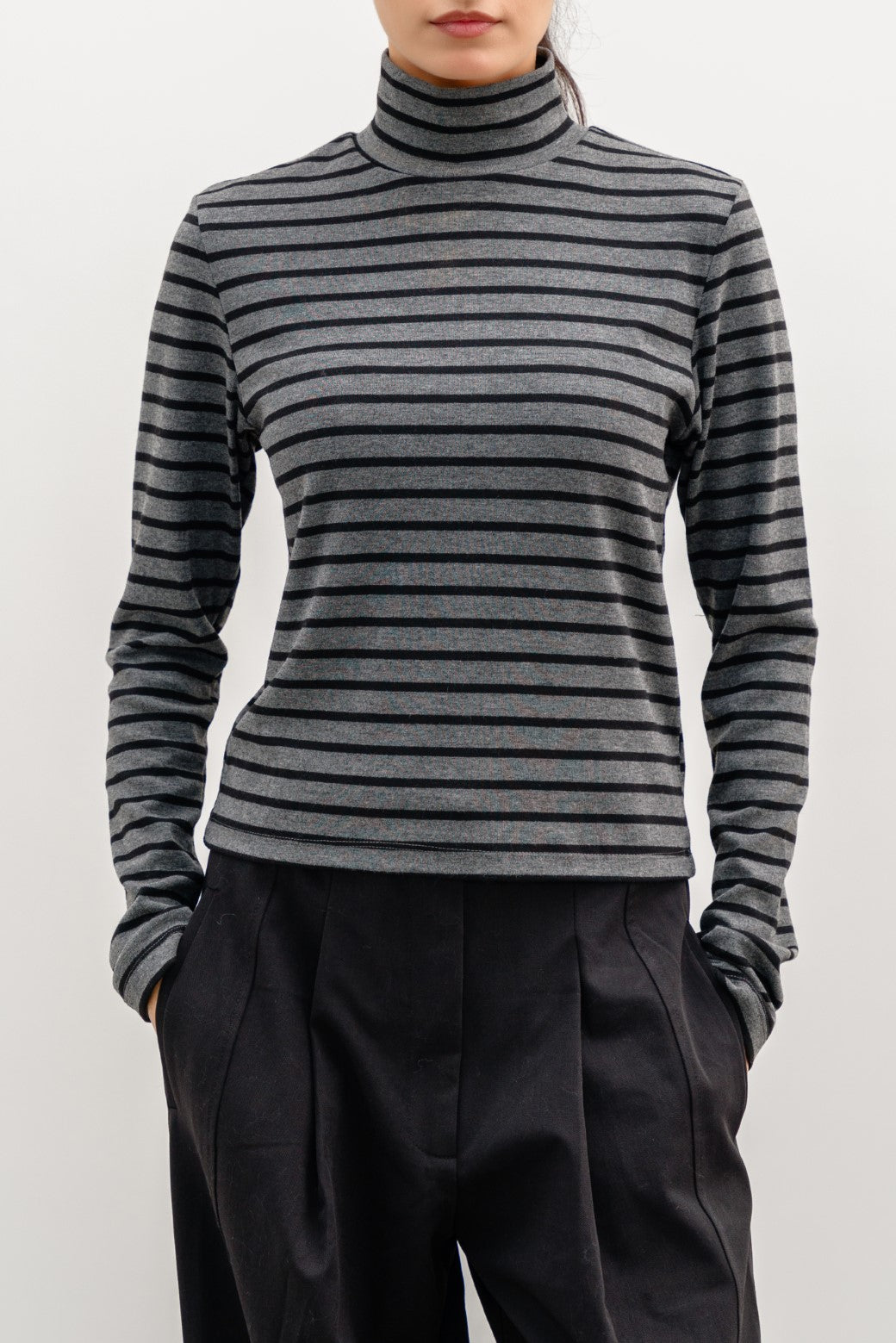 soerte Striped crepe high neck top サイズ1 soerte（ソエルテ）の「Striped crepe high neck top/ストライプ