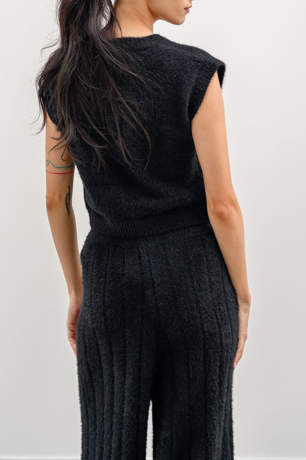 BLACK SLEEVELESS ANGEL SWEATER