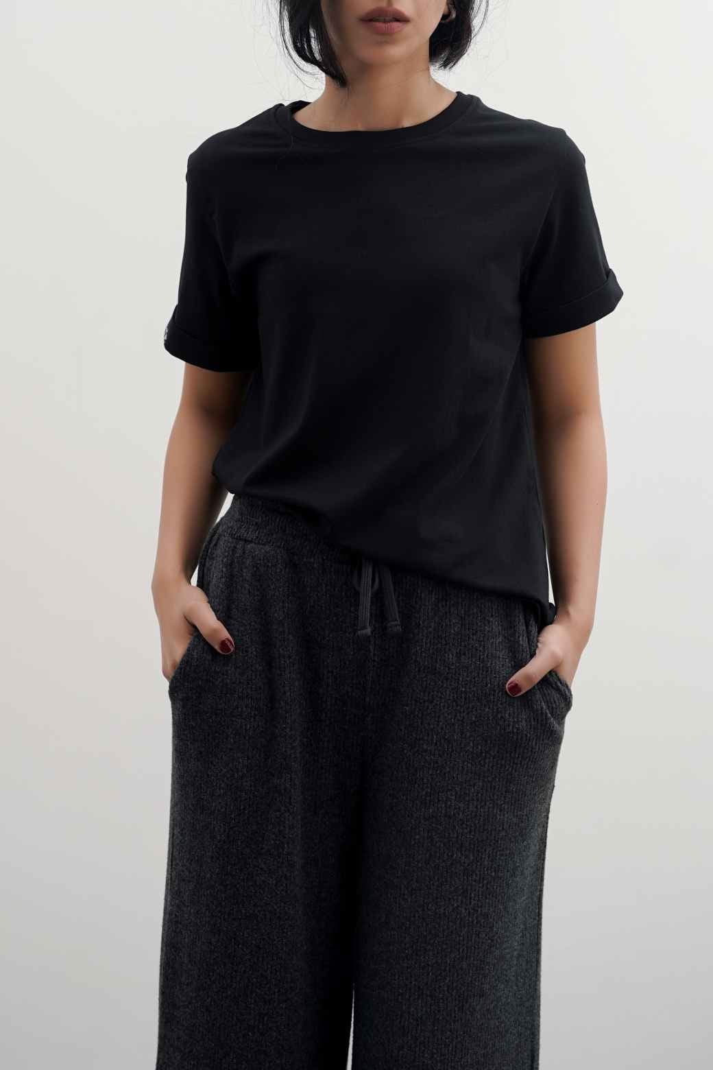 BLACK TEE WITH SLEEVE PRINT