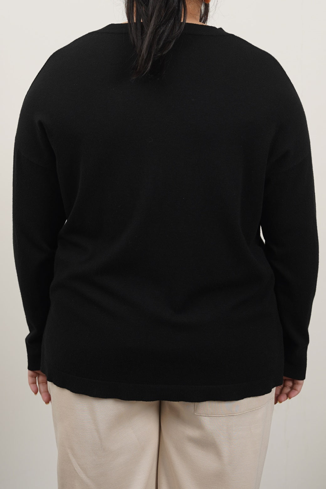 BLACK CURVE HOMEBODY V-NECK SWEATER