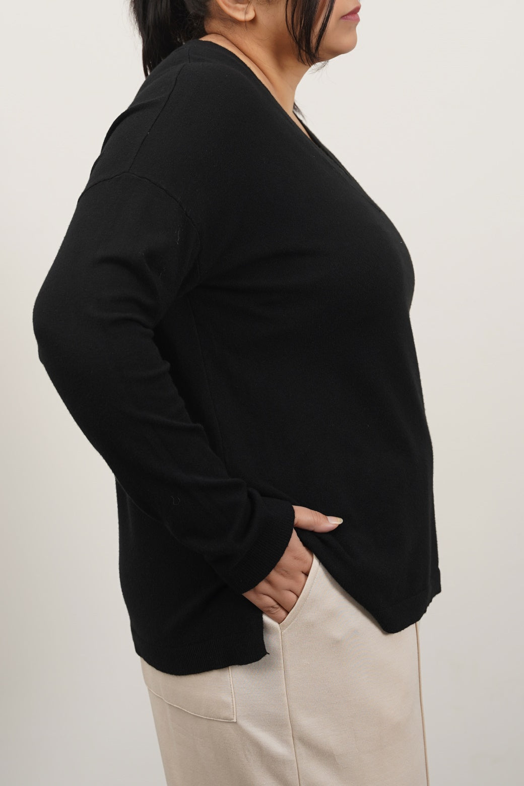 BLACK CURVE HOMEBODY V-NECK SWEATER