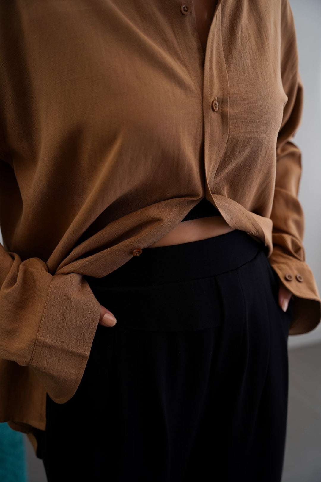 BLACK STRETCHY PLEATED TROUSER