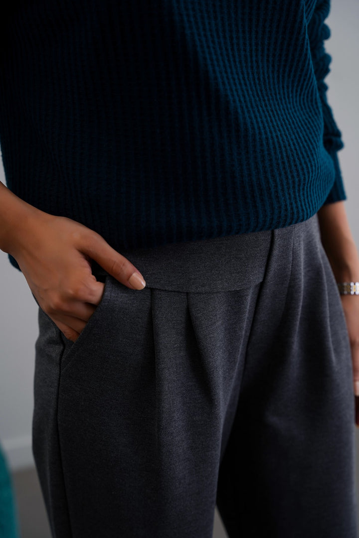 GREY STRETCHY PLEATED TROUSER