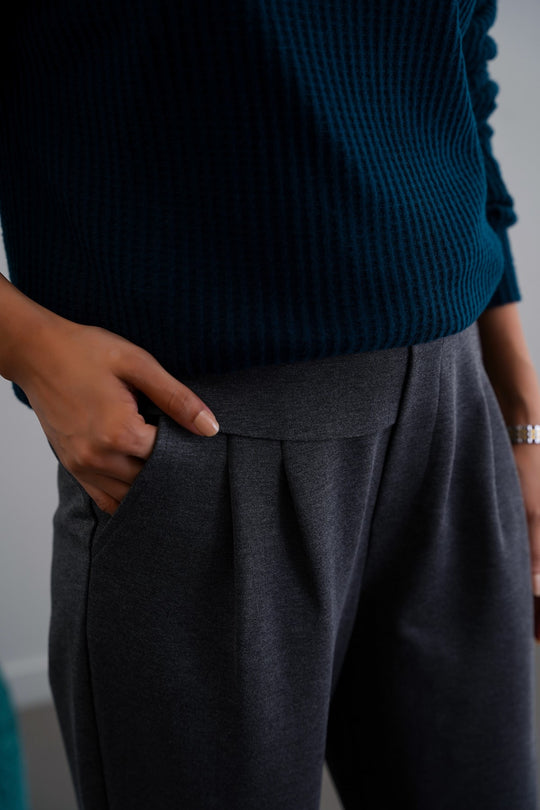 GREY STRETCHY PLEATED TROUSER