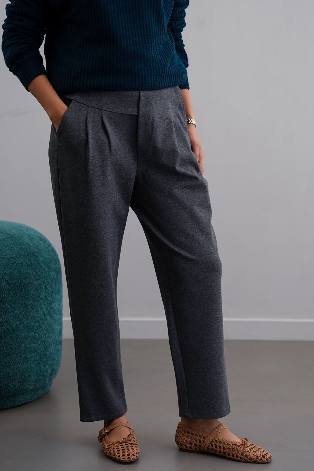 GREY STRETCHY PLEATED TROUSER
