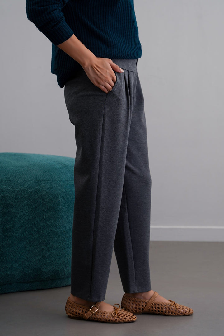 GREY STRETCHY PLEATED TROUSER