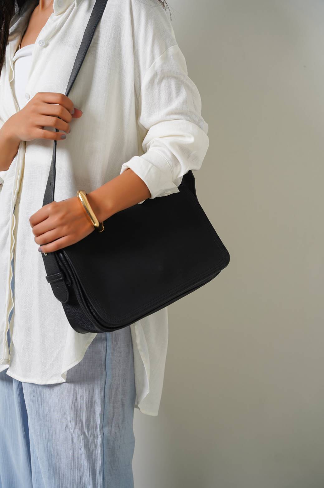 BLACK FLAP SHOULDER BAG