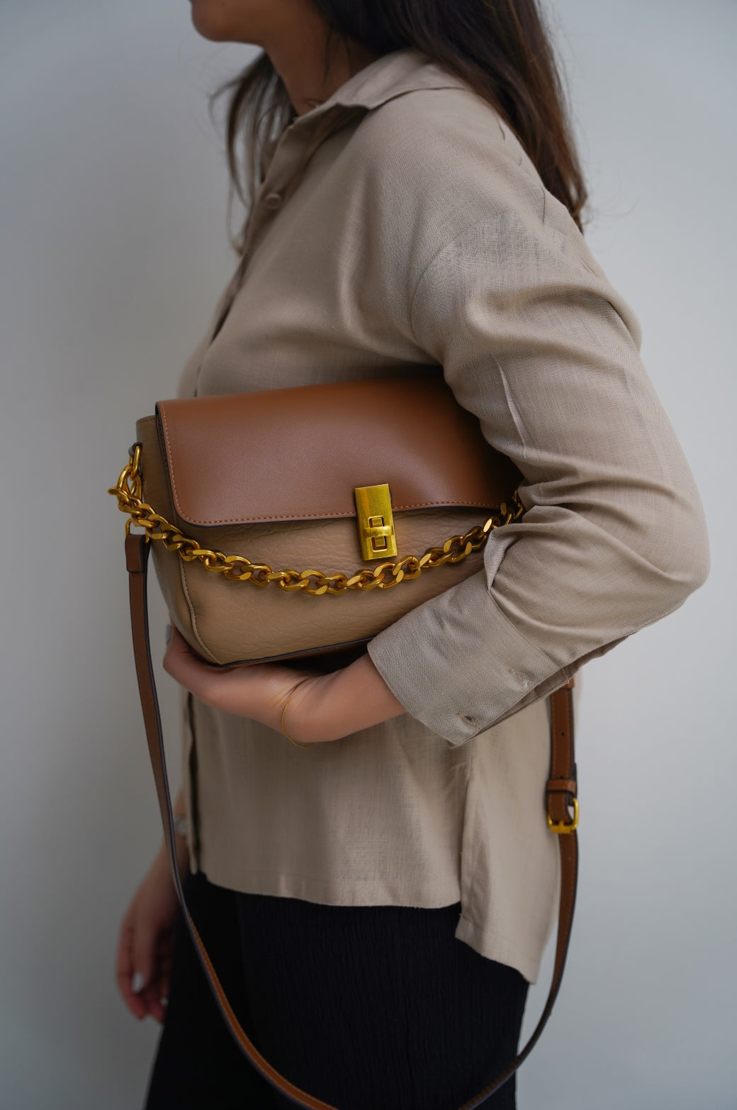 KHAKI CHAIN CROSSBODY BAG