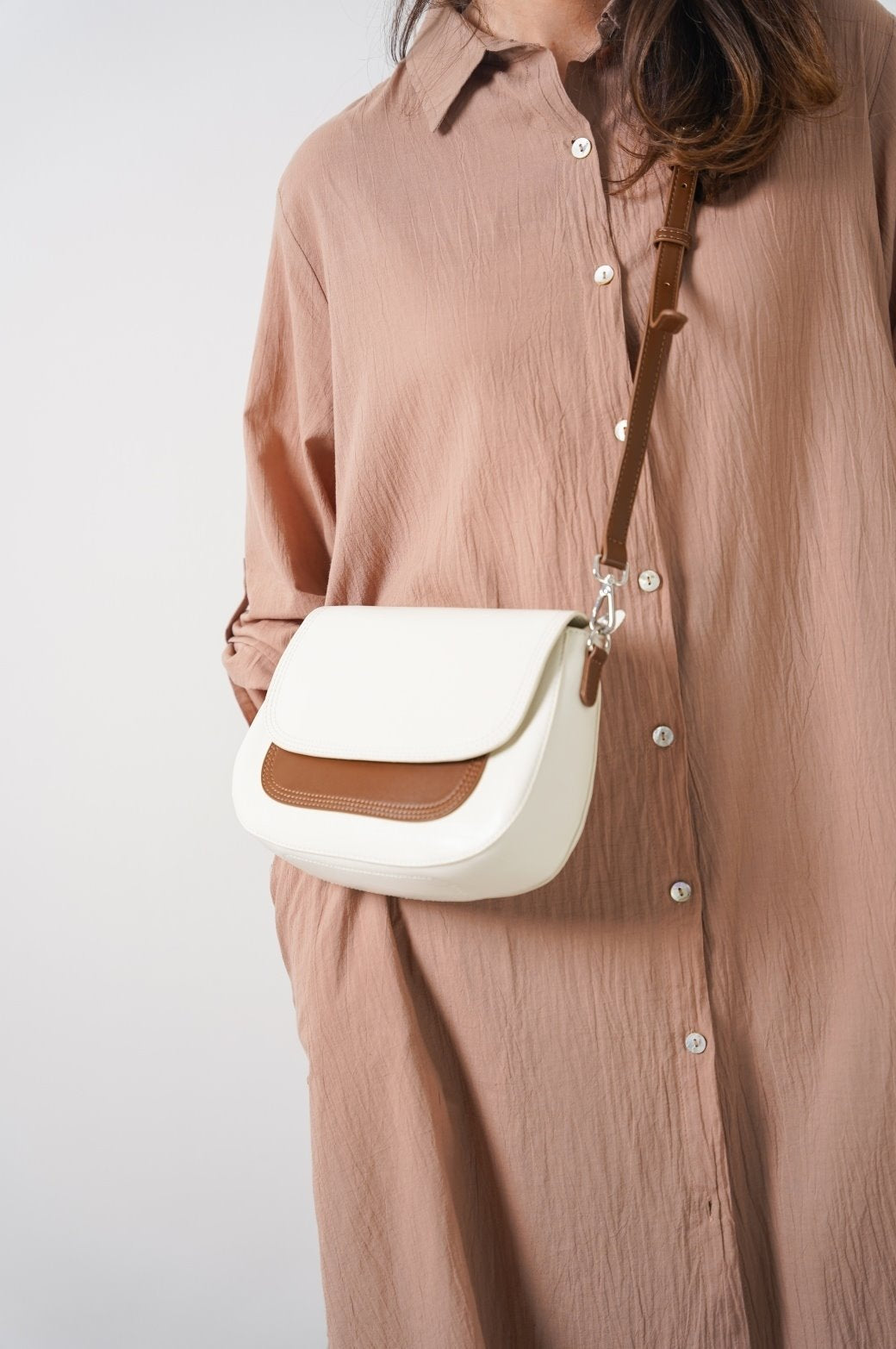 WHITE NOLA SHOULDER BAG