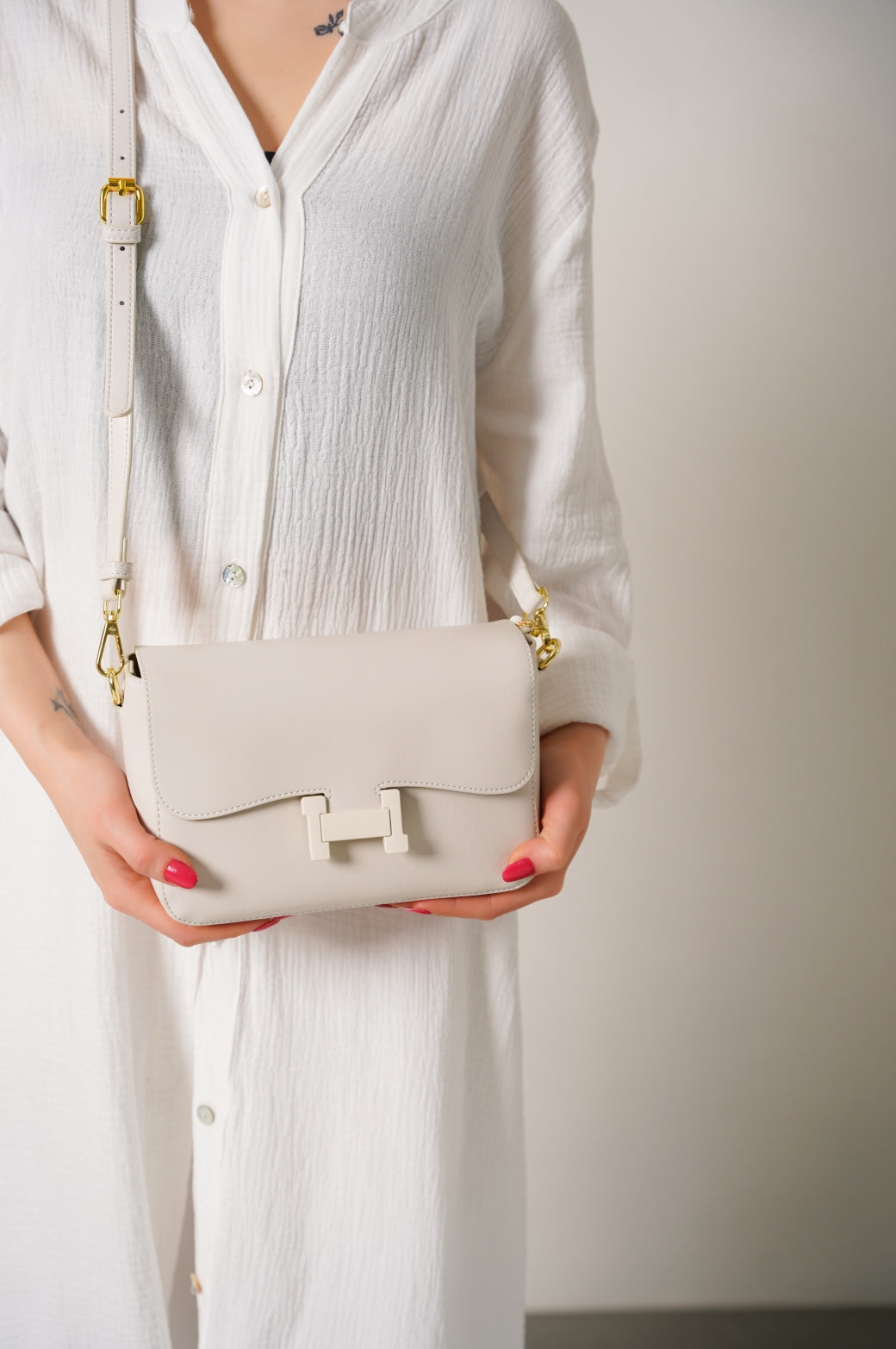 OFF WHITE SHOULDER BUCKLE BAG
