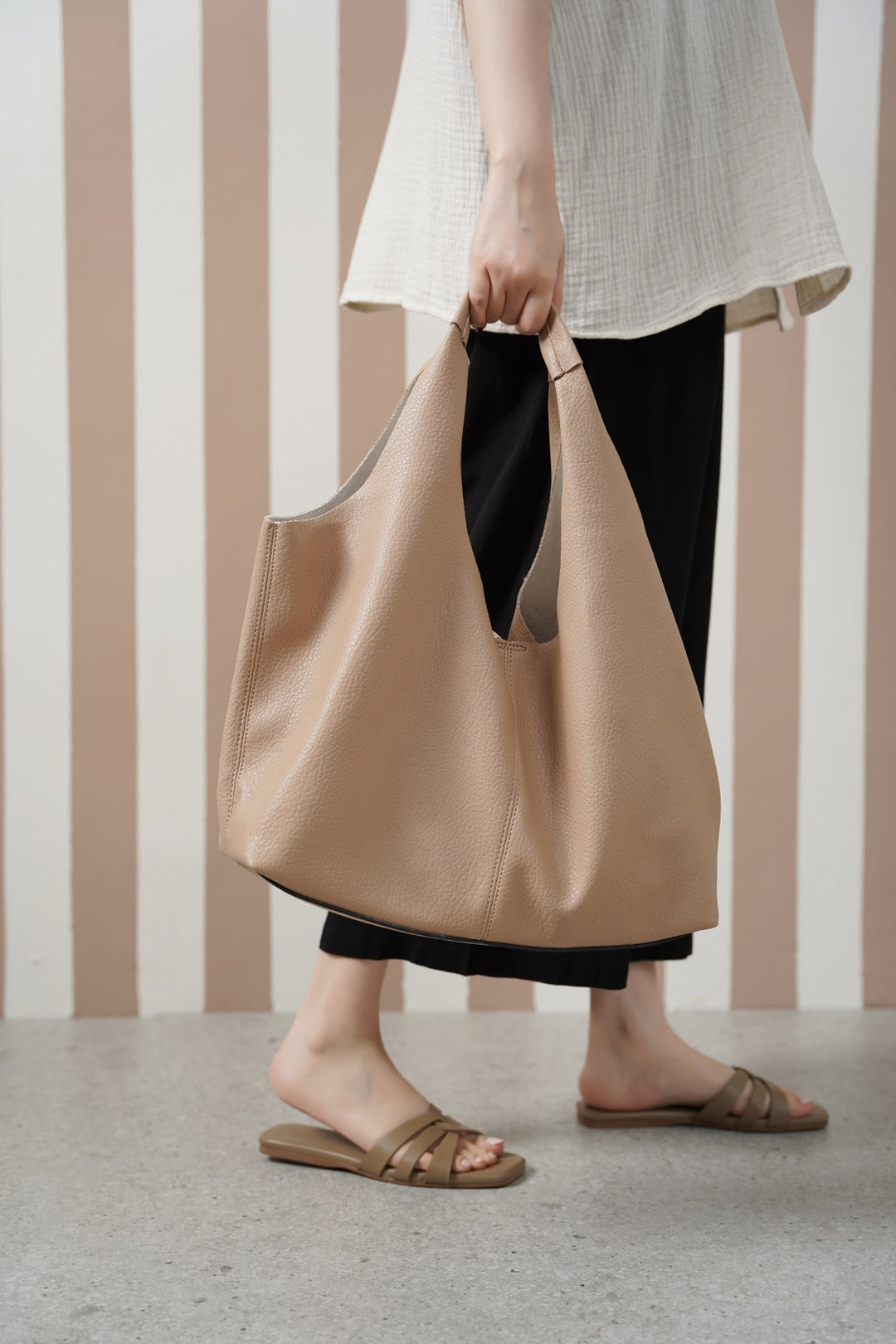 SAND SLOUCHY FRAYED TOTE