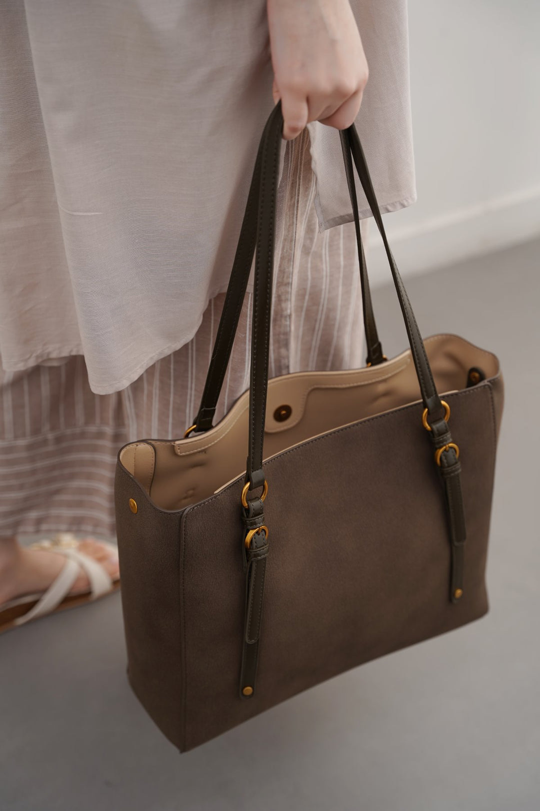 OLIVE MESSENGER TOTE