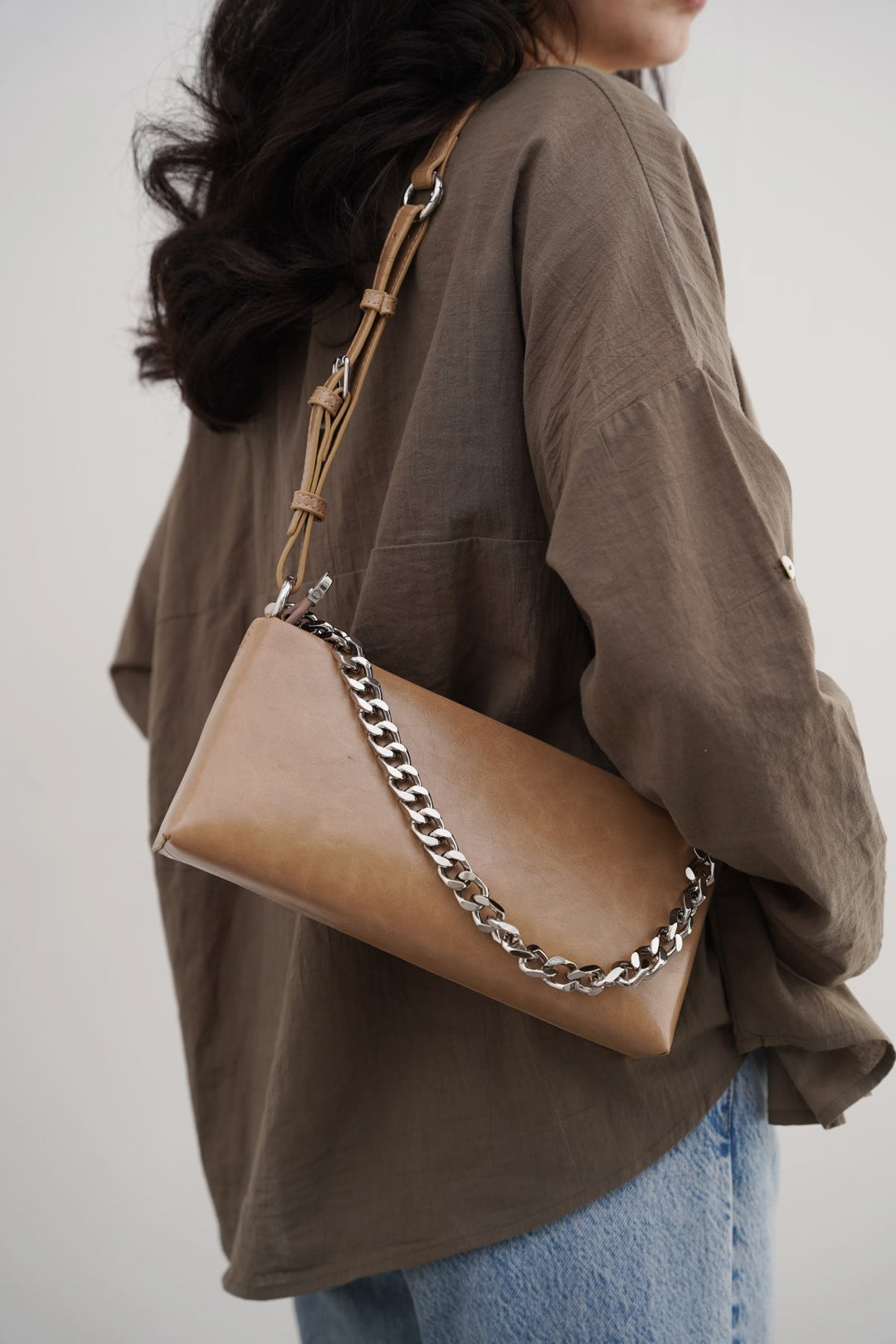 TAUPE MINIMAL CHAIN BAG