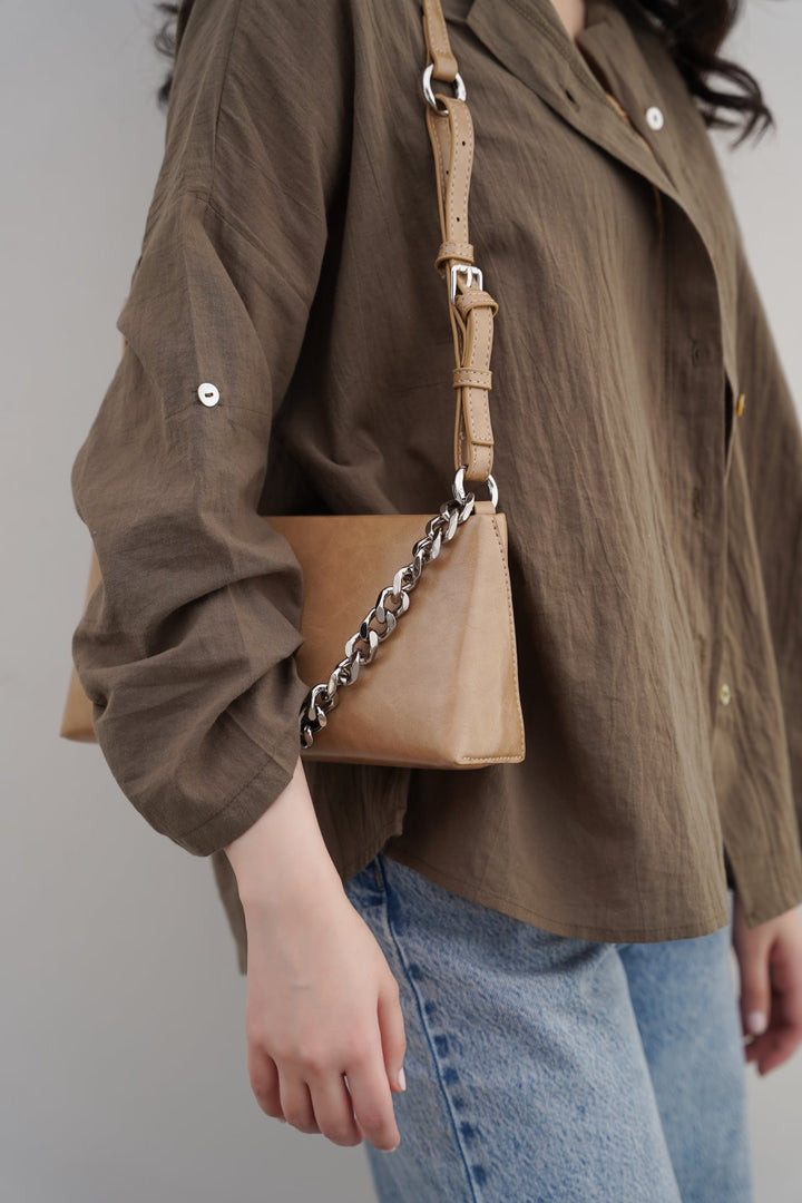 TAUPE MINIMAL CHAIN BAG