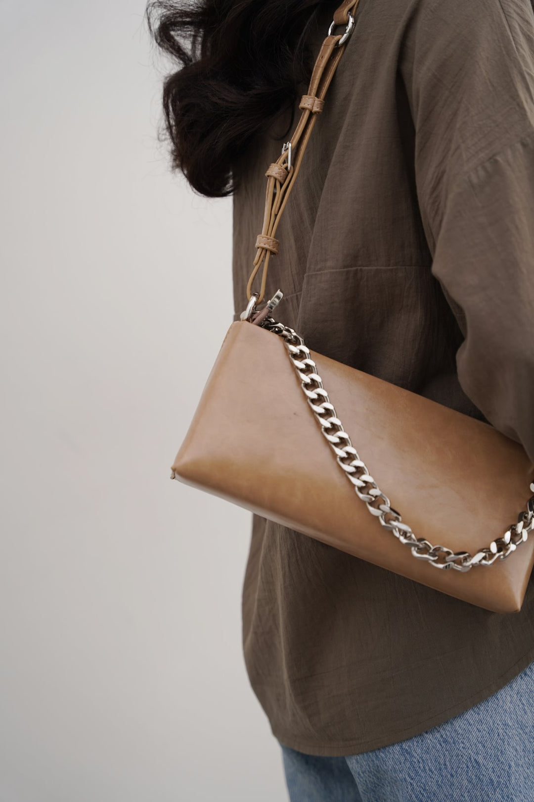 TAUPE MINIMAL CHAIN BAG