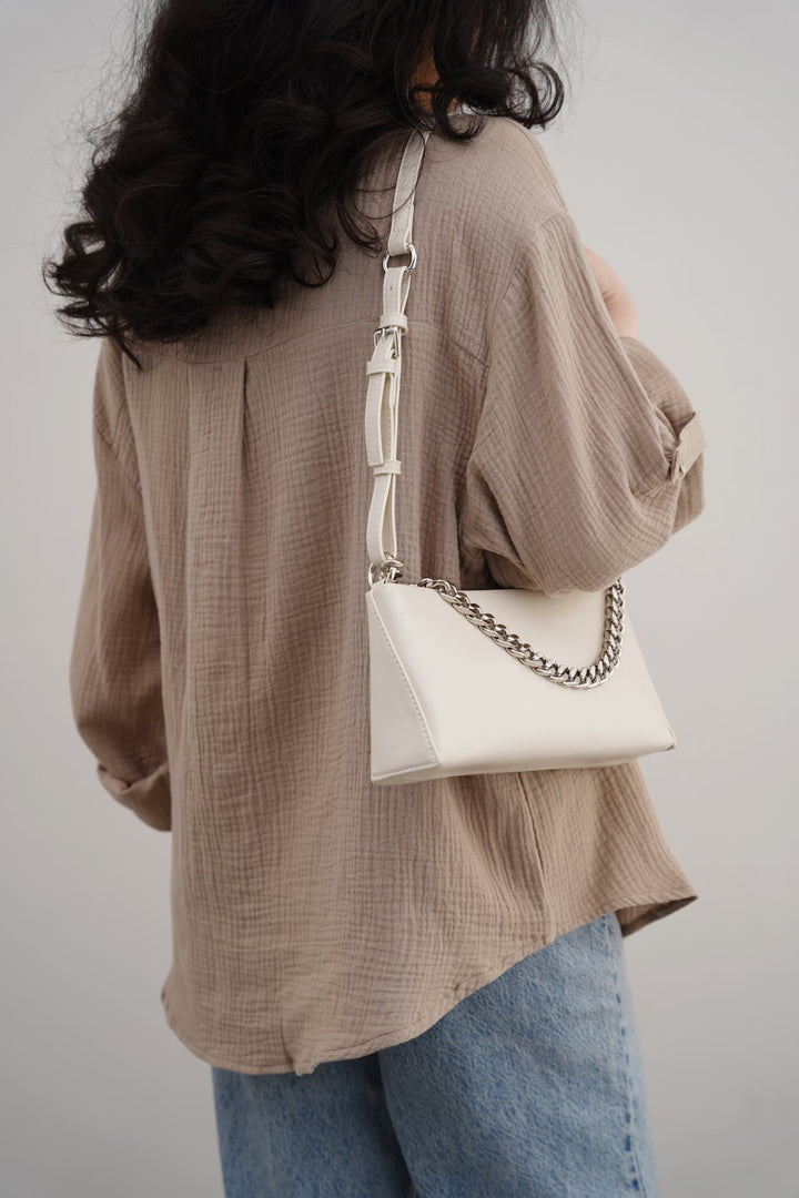 WHITE MINIMAL CHAIN BAG