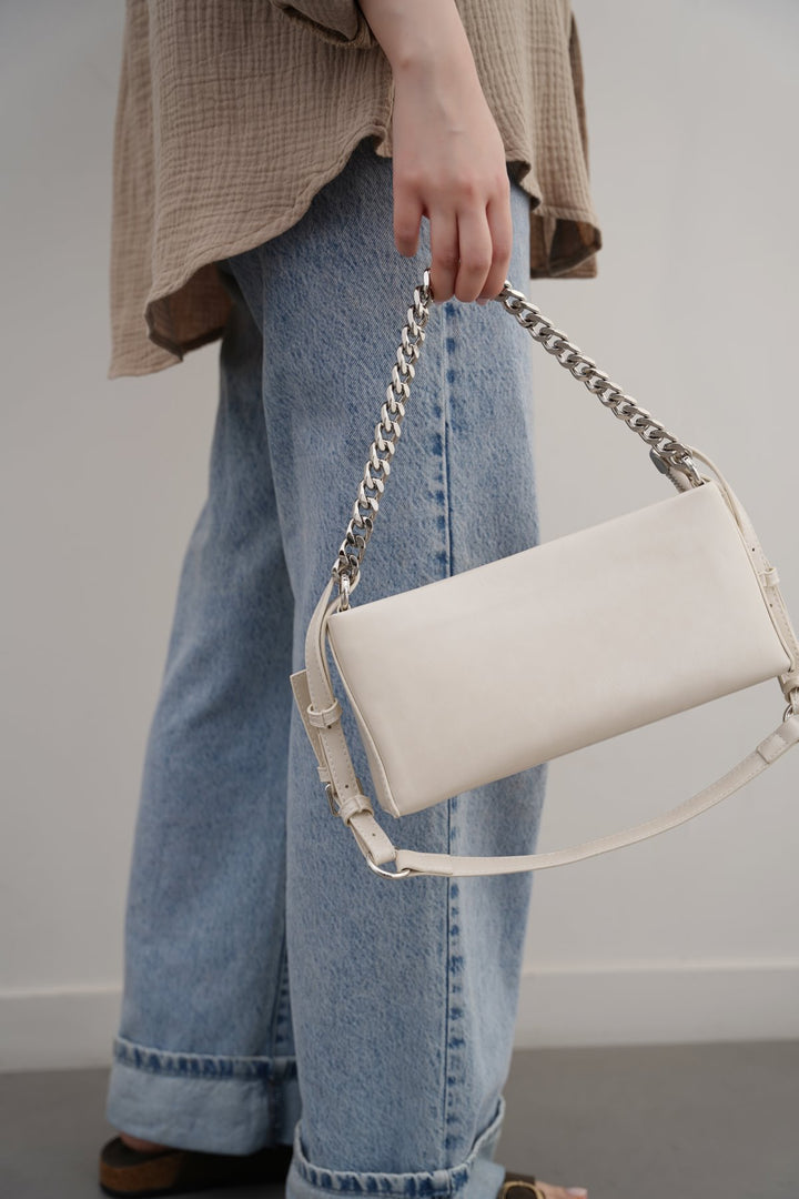 WHITE MINIMAL CHAIN BAG