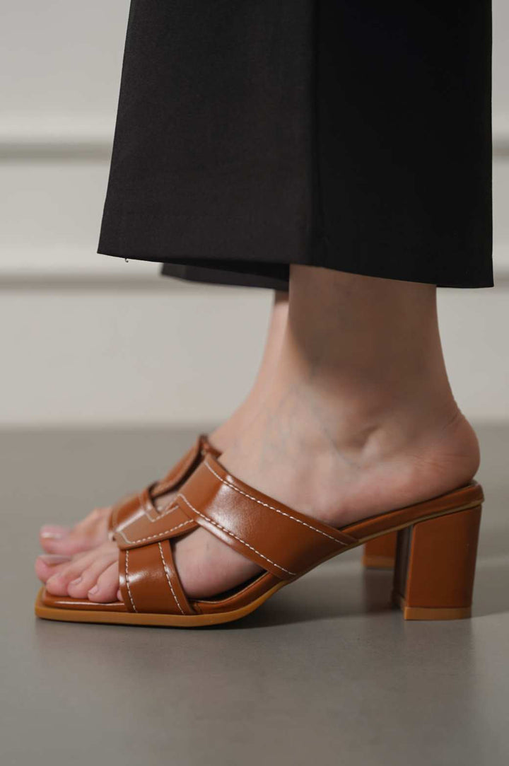 BROWN CROSSOVER BLOCK HEEL