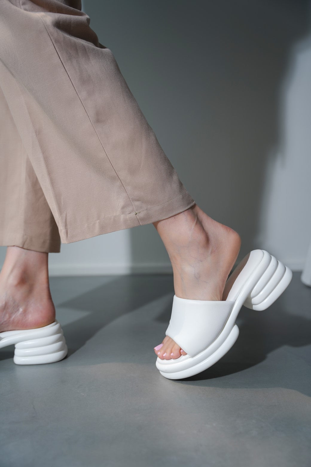 WHITE BUBBLE MAMA HEEL