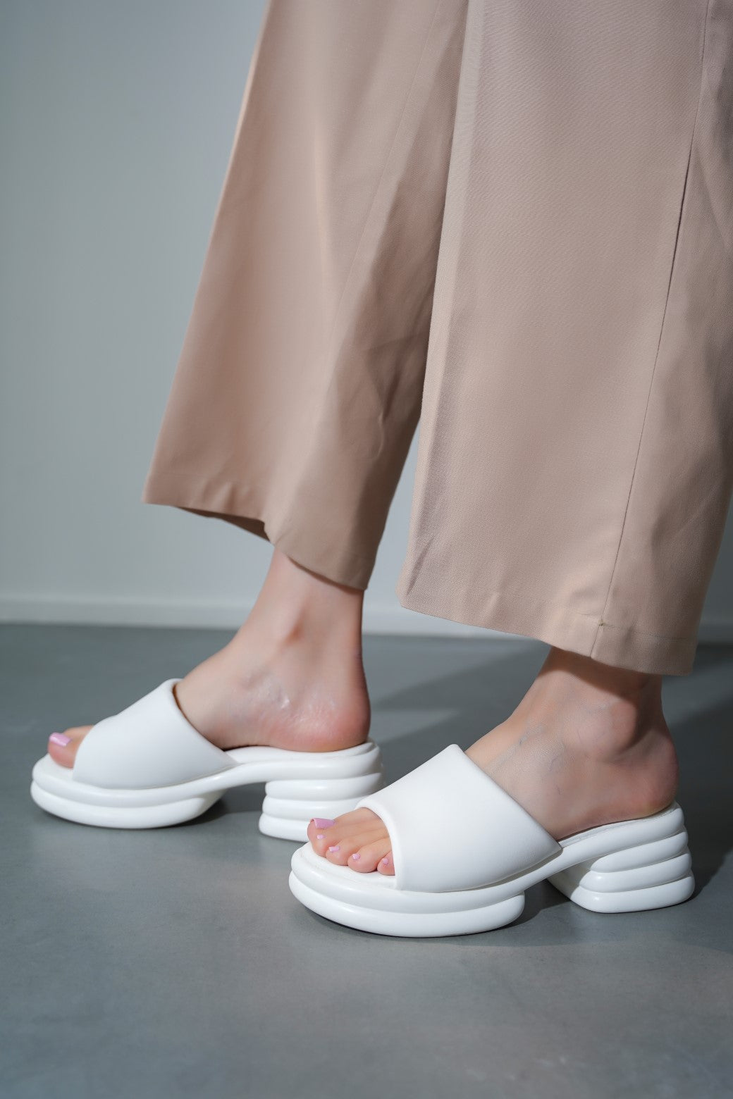 WHITE BUBBLE MAMA HEEL
