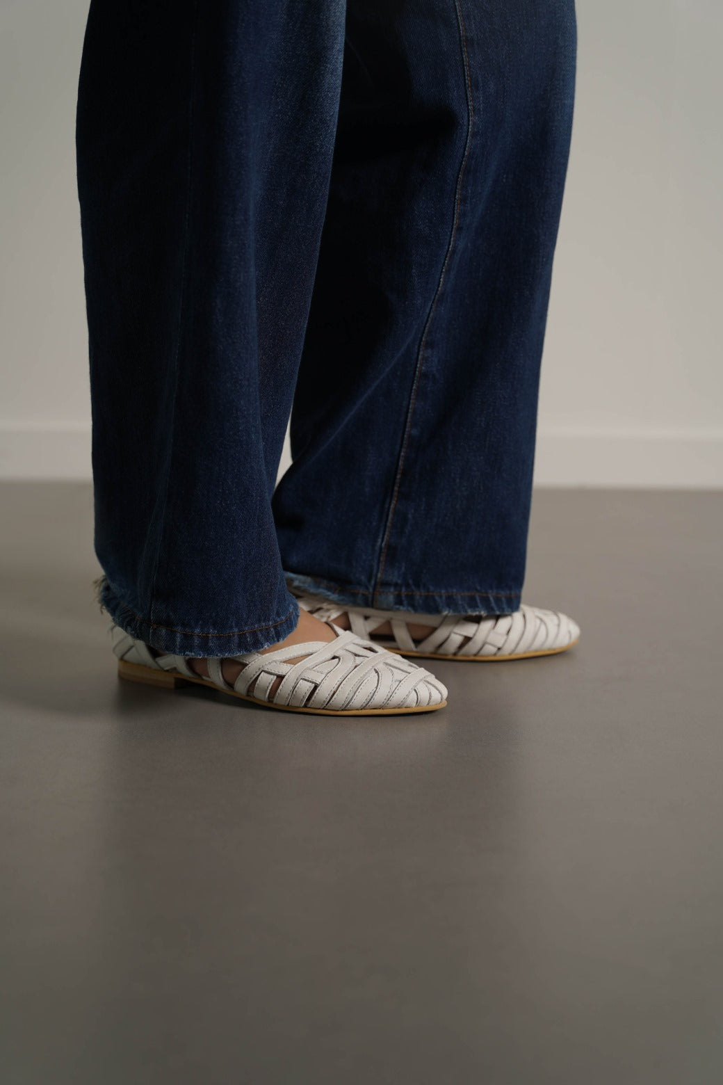 WHITE LEATHER WOVEN PUMPS