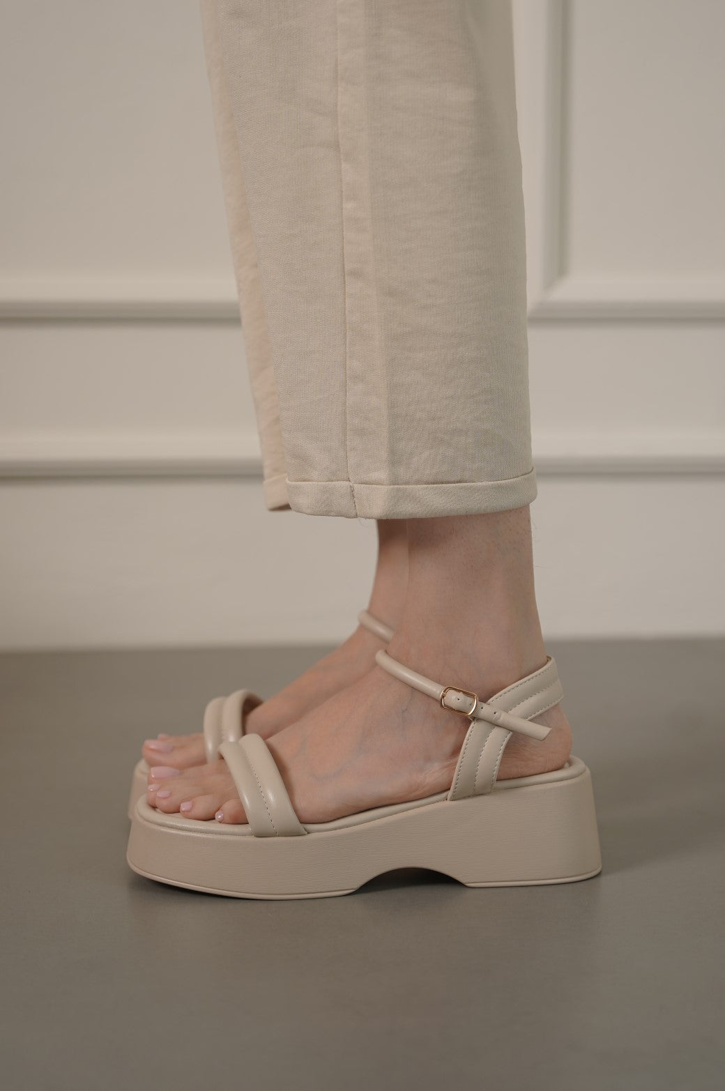 BEIGE LIGHTWEIGHT WIDE MAMA SANDALS