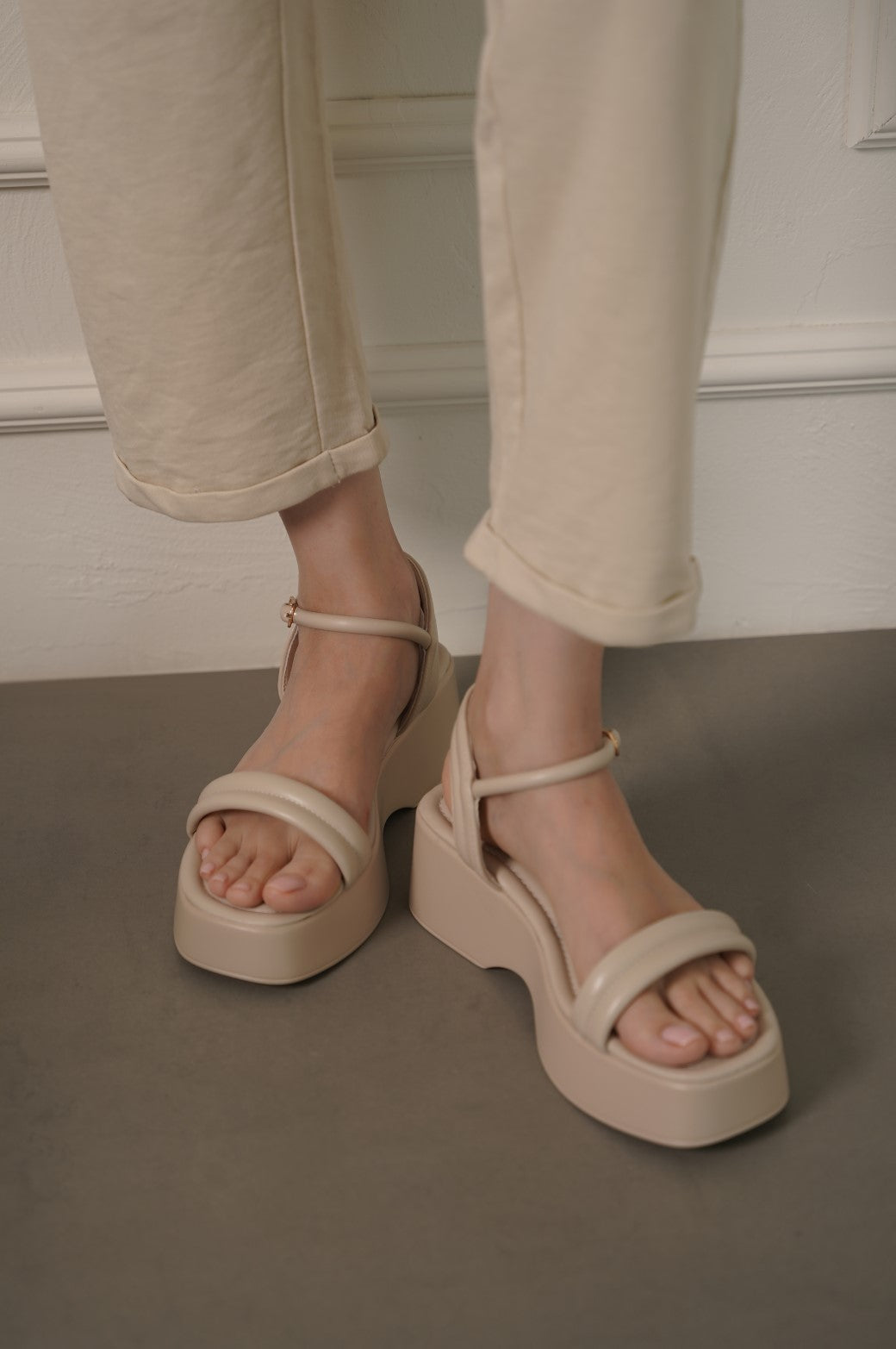 BEIGE LIGHTWEIGHT WIDE MAMA SANDALS