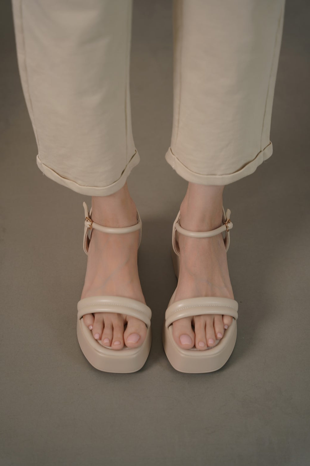 BEIGE LIGHTWEIGHT WIDE MAMA SANDALS