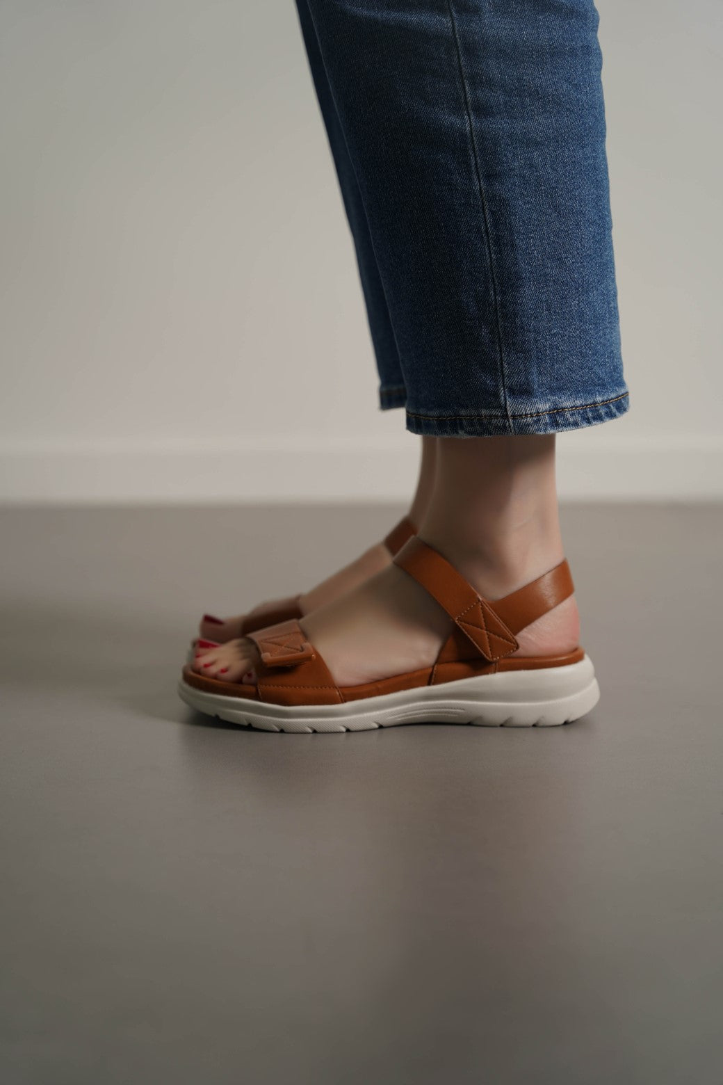 TAN LIGHTWEIGHT MAMA SANDALS