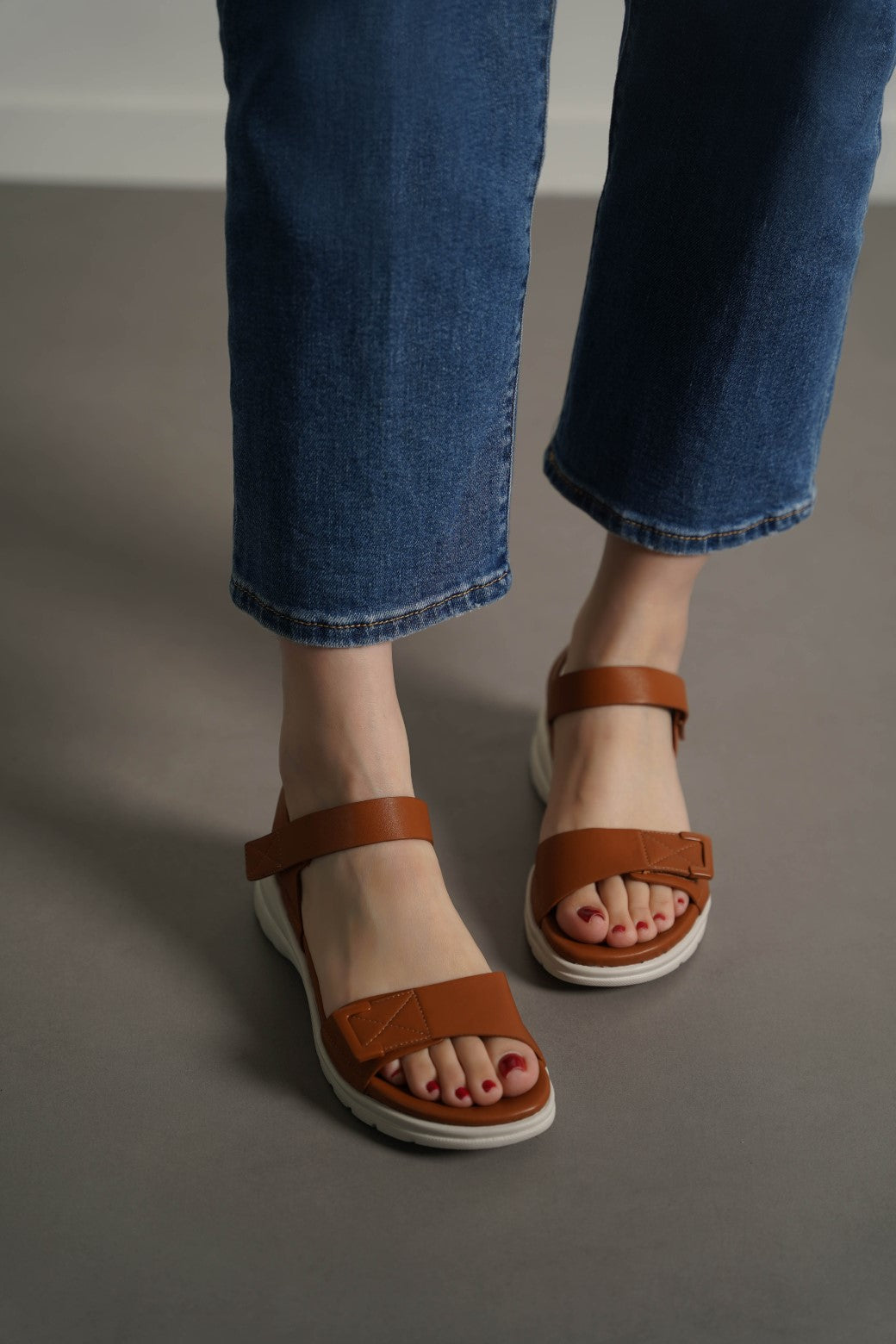 TAN LIGHTWEIGHT MAMA SANDALS