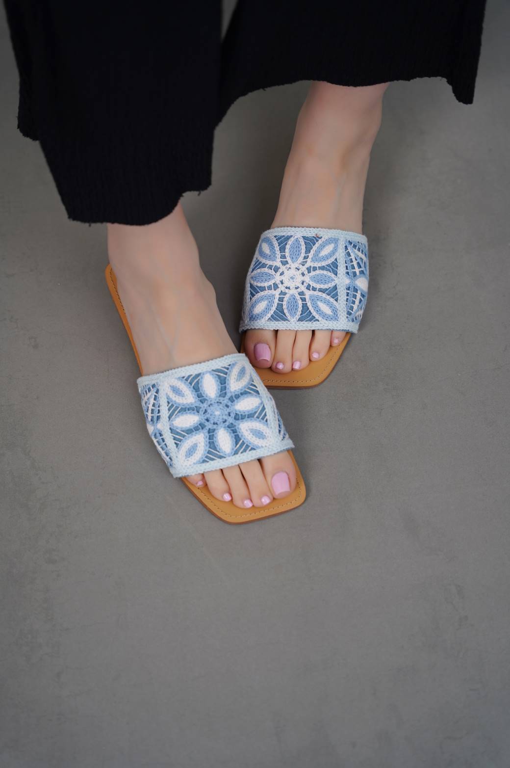 BLUE FLORAL WEAVE SLIDES
