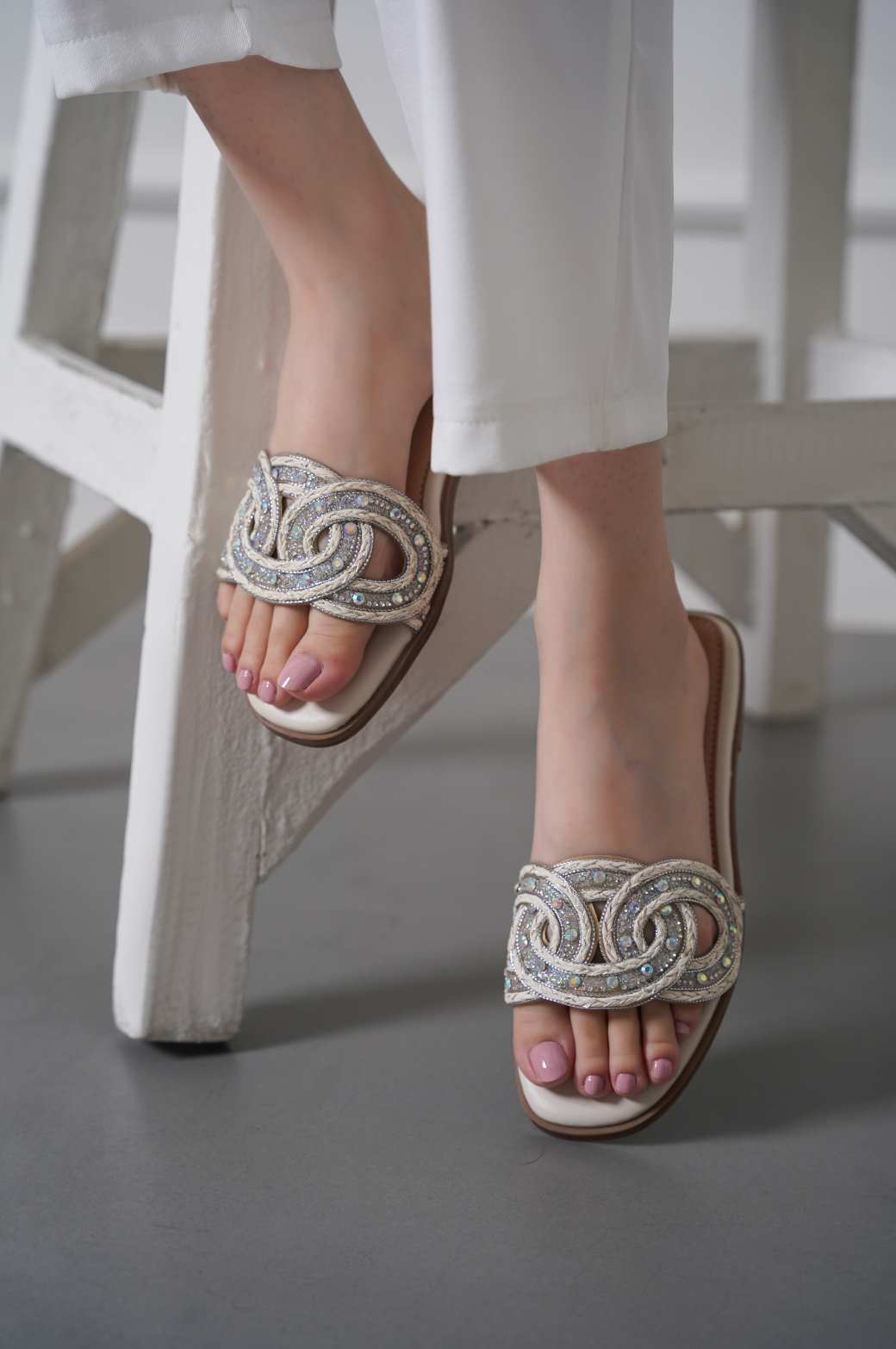 WHITE ELSIE STUDDED SLIDES