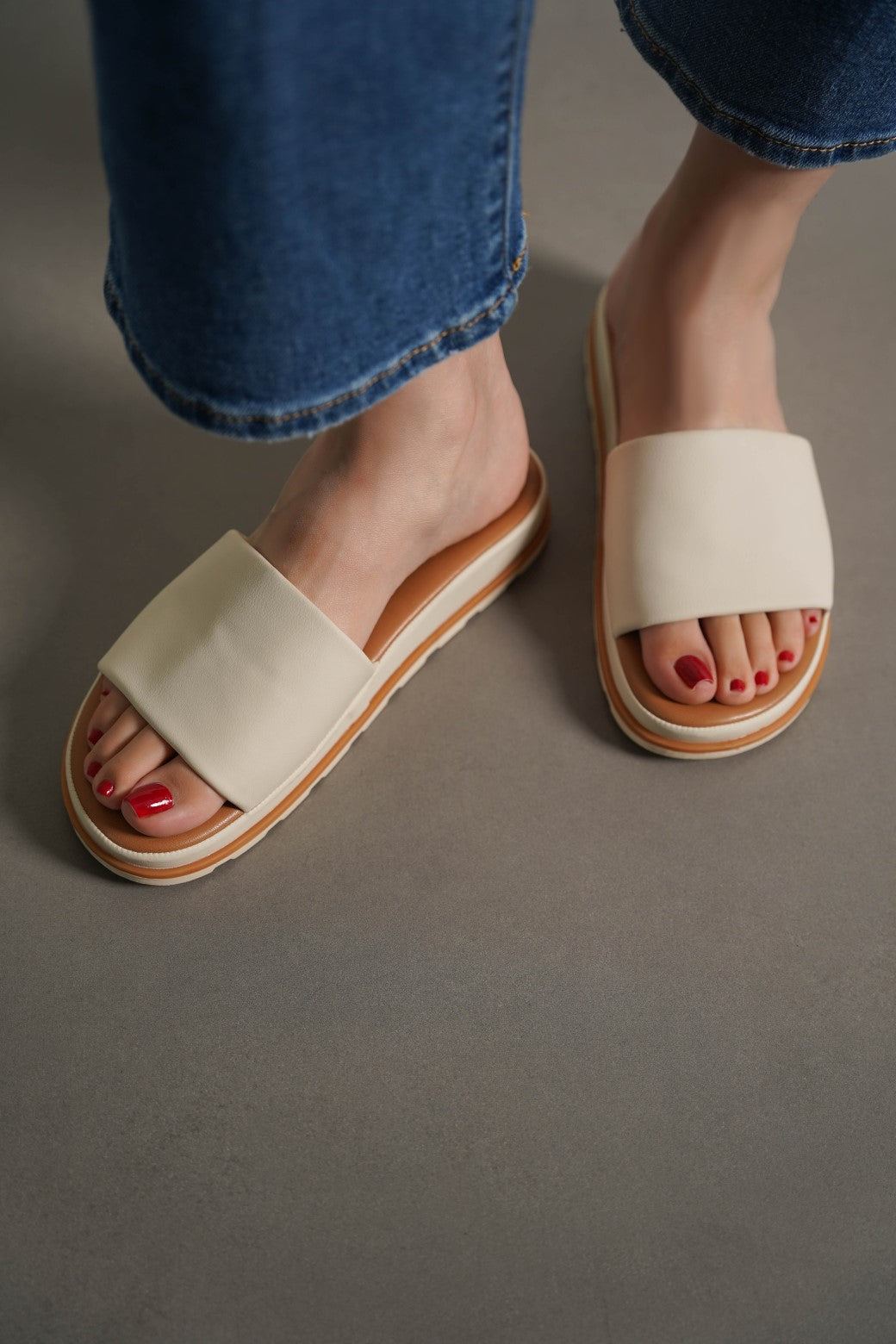 BEIGE COMFY PLATFORM SLIDES