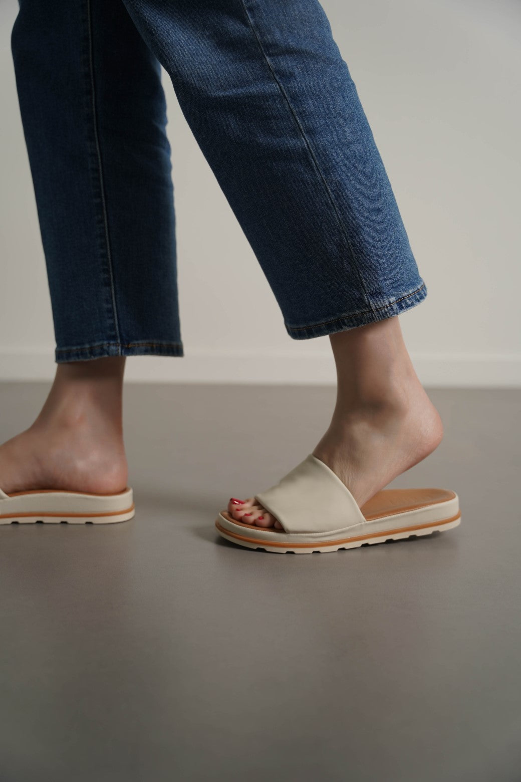 BEIGE COMFY PLATFORM SLIDES