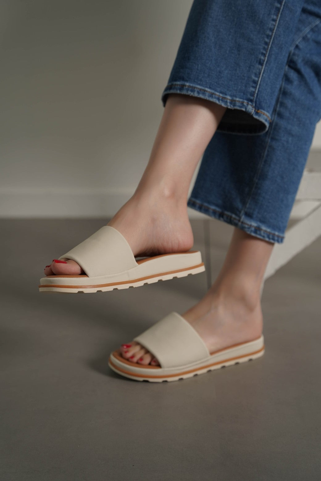 BEIGE COMFY PLATFORM SLIDES