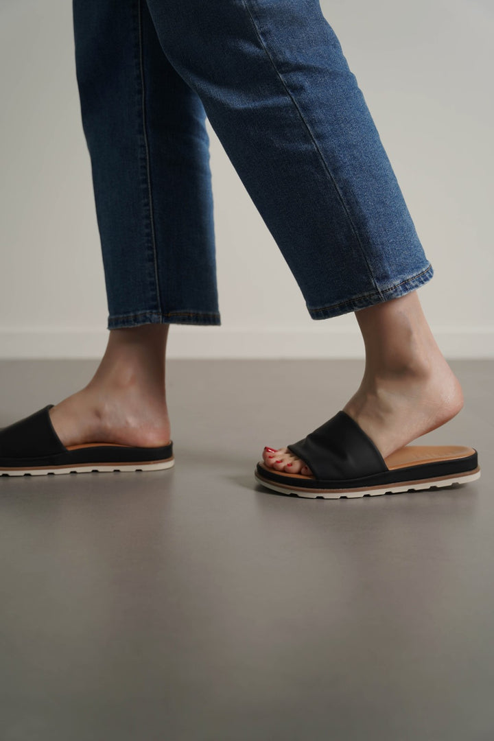 BLACK COMFY PLATFORM SLIDES