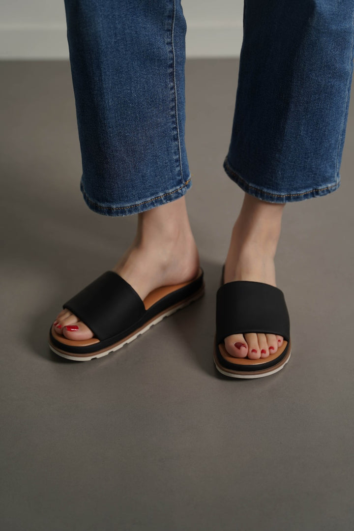 BLACK COMFY PLATFORM SLIDES