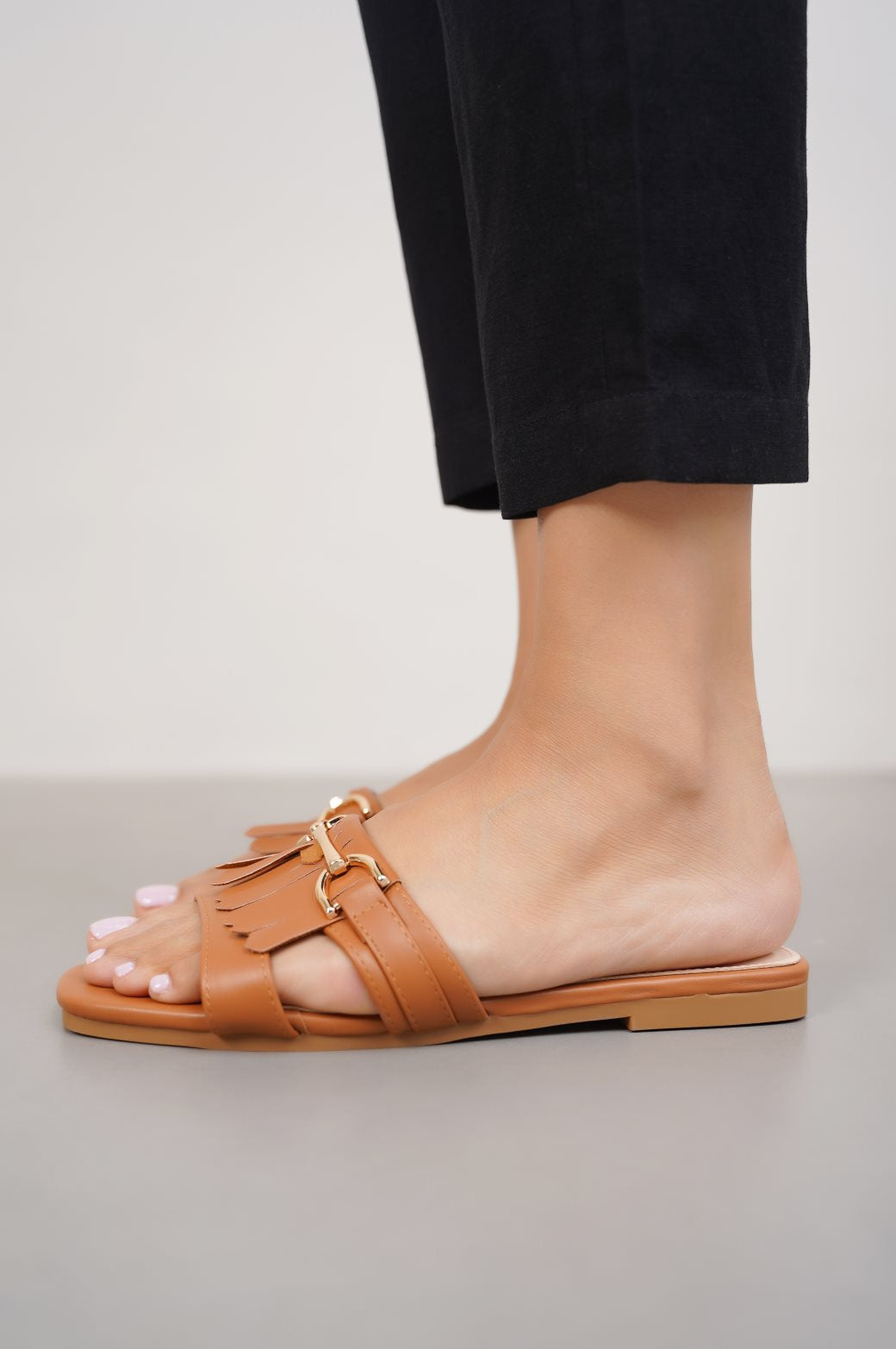 TAN CLASSIC FRINGE SLIDES