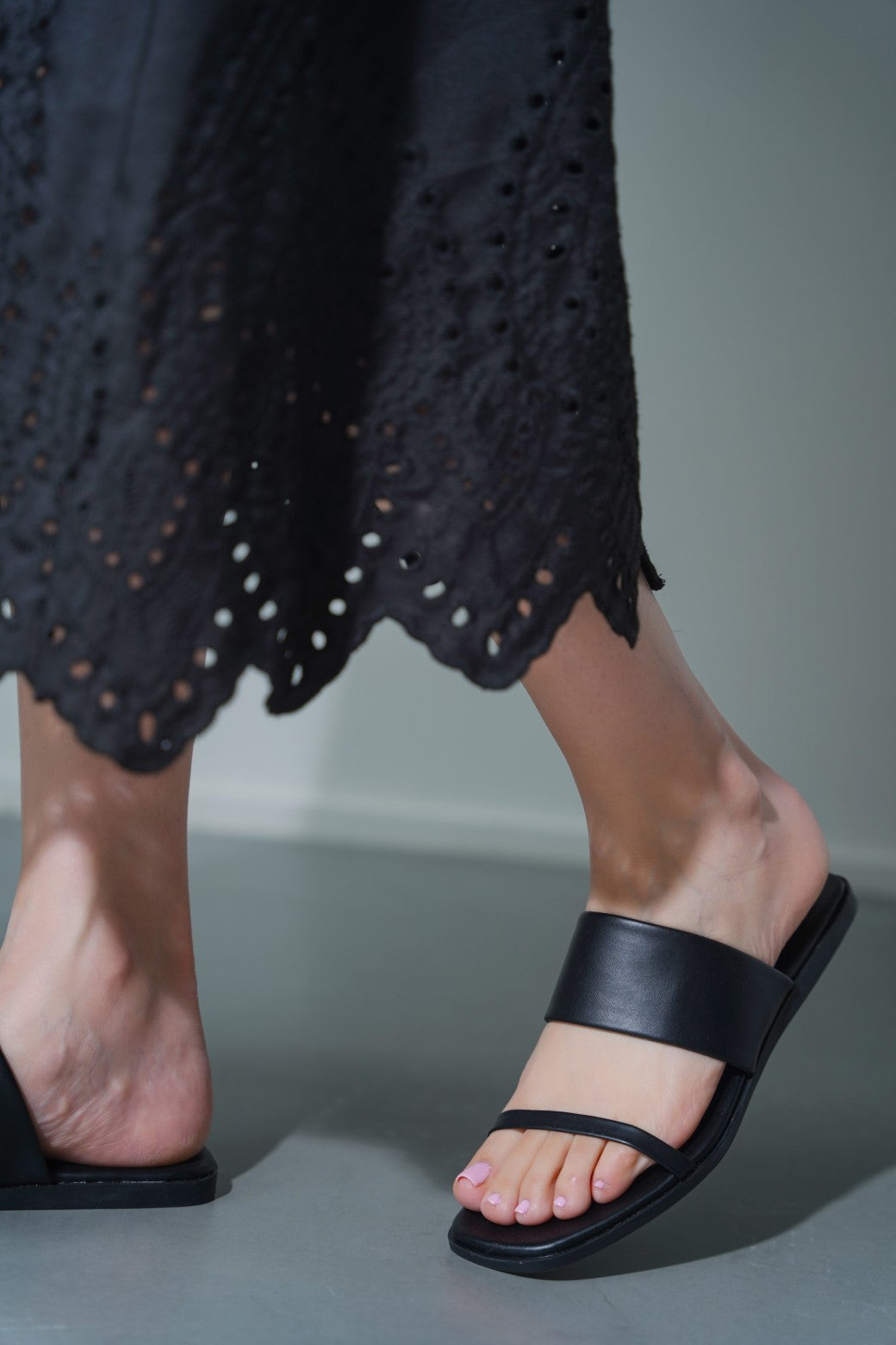 BLACK BASIC SUMMER SLIDES