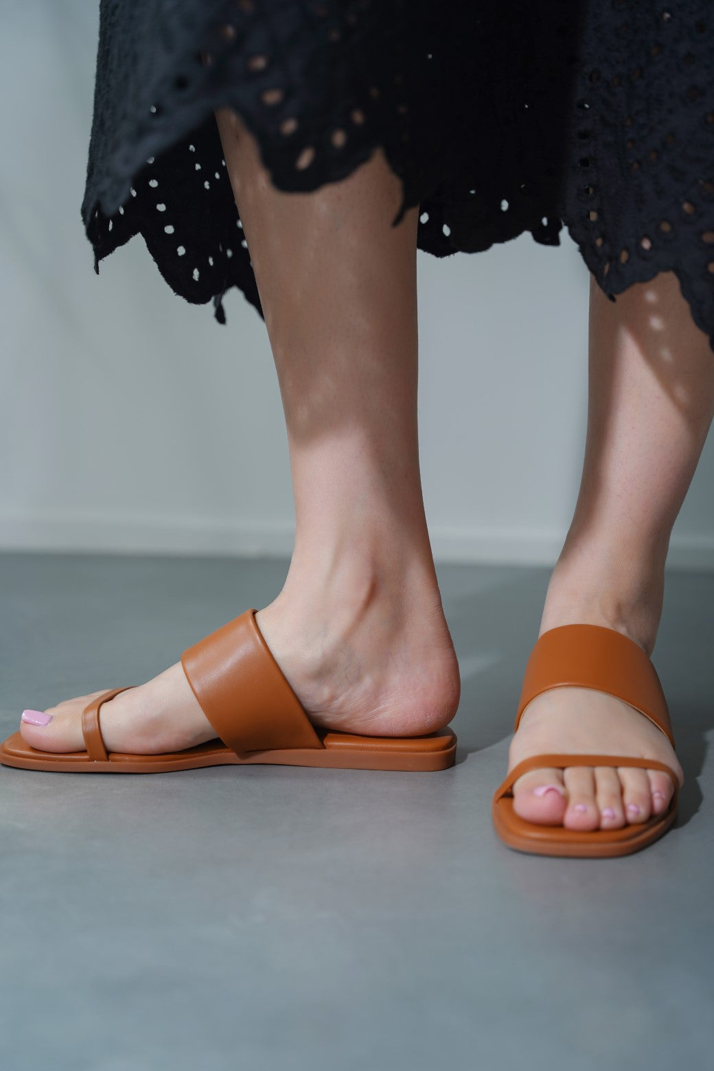 TAN BASIC SUMMER SLIDES