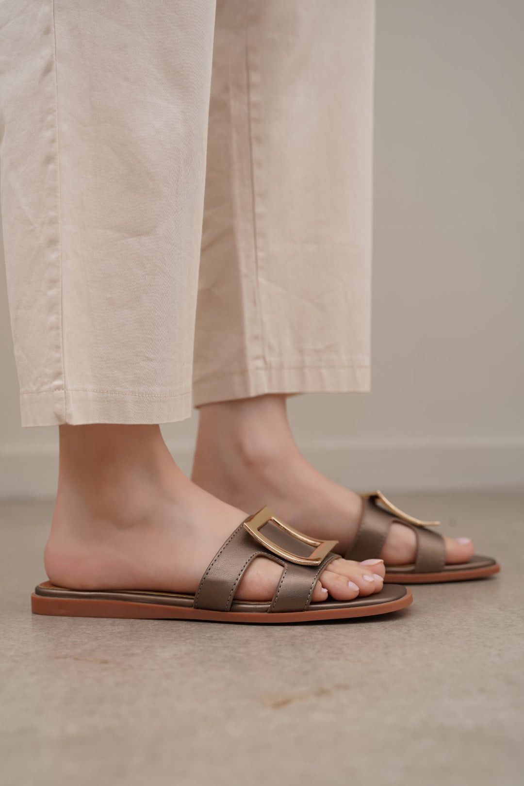 SQUARE BUCKLED SLIDES