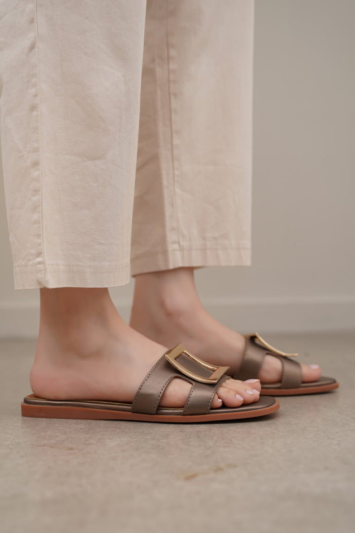 SQUARE BUCKLED SLIDES
