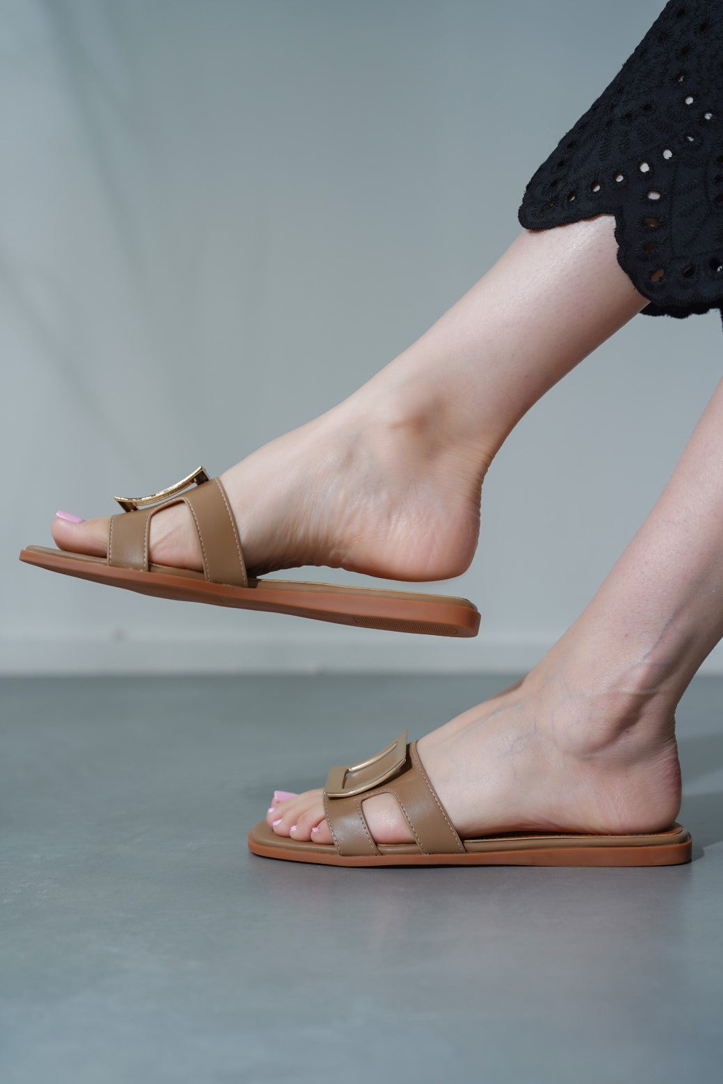 OLIVE SQUARE BUCKLED SLIDES
