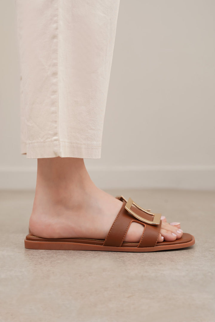 SQUARE BUCKLED SLIDES