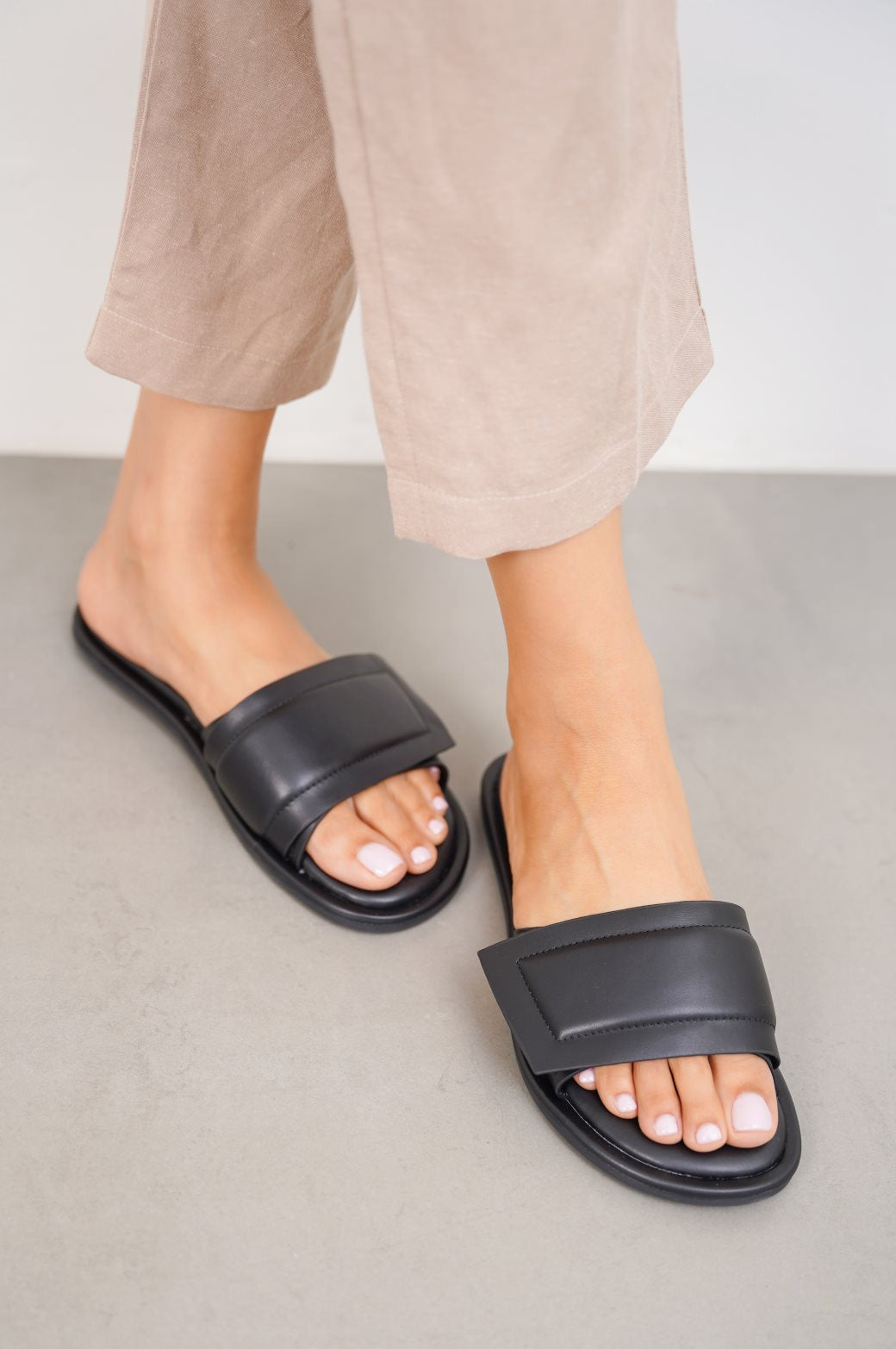 BLACK MARSHMALLOW SLIDES